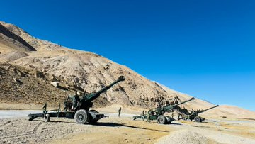 VisionLadakh's tweet photo. Training in Extreme Weather & Altitude Gunners of #ForeverInOperationsDivision undergoing training under sub-zero temperature at altitude of 15000 ft to keep themselves operationally ready. The challenging conditions are no deterent to the high spirit of "TOP GUN" Gunners. https://t.co/K0Enkn76o5