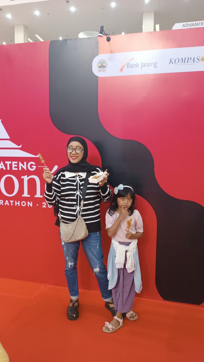 jacintha_box's tweet photo. Desember ini Magelang berpesta pora dgn even2 besar spt #BorobudurMarathon2024 & #TourDeBorobudur2024. Artos Mall penuh dgn sport enthusiasm. Merchandise & kuliner rame. Gimana ga bakal keren utk pariwisata & umkm
#MelanglangMagelang
#LifeInMagelang https://t.co/RzuNSFfNmR