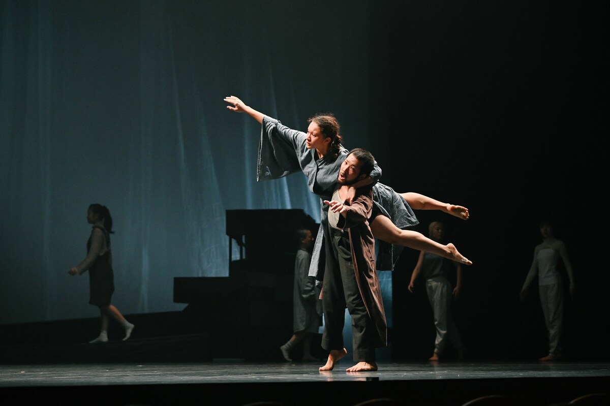 stage_natalie's tweet photo. 平原慎太郎の新作「せかい A moment with the wondering age.」がスタート（舞台写真あり）
https://t.co/g9ubjBpVq0 https://t.co/0Fp0S5In0x