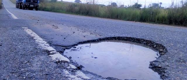 Lmc_89's tweet photo. Can you believe that the infamous @PoliceUg #Track17 & five occupants crashed & perished after hitting a pothole recently
Mukama Katonda taalya mandazi 🙌🏽
#m7novmassacreug https://t.co/IFjvxtOWGv
