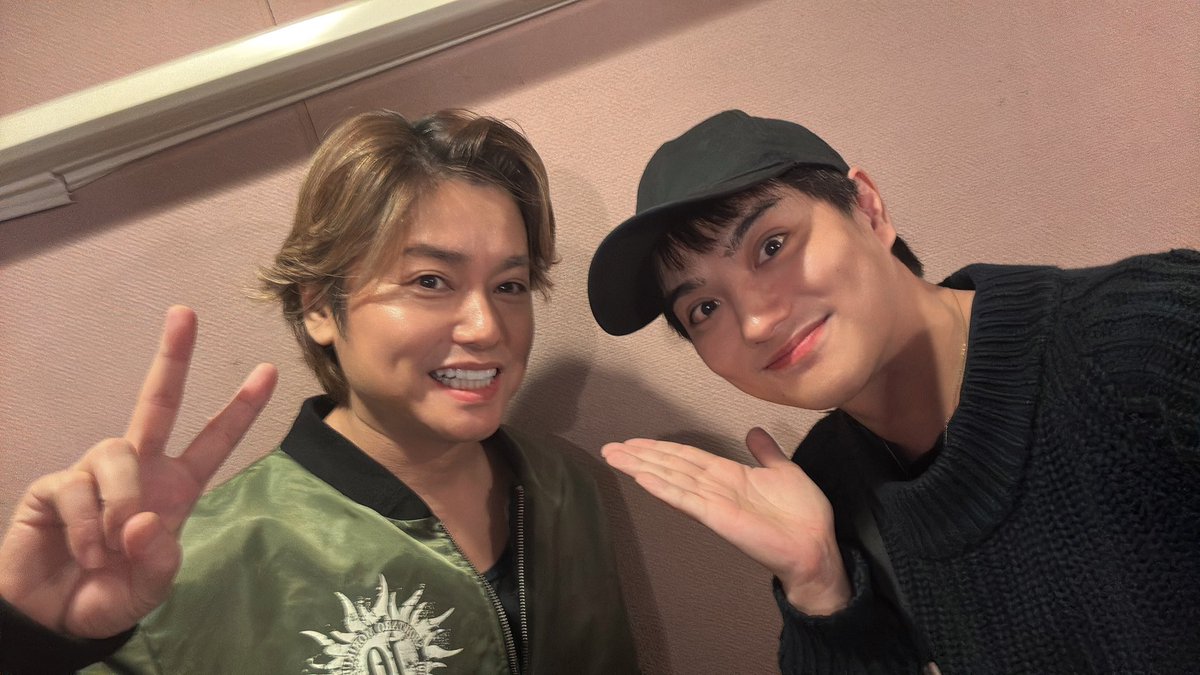 matsu1128's tweet photo. 川本さん、佐野さんにお声がけいただいて、『お暇をどうぞ』観劇してきました✨
遠くない未来にこうなる可能性があるな？と思わせられる舞台でした！
笑わせてもらいました😊

そしてなんと！森久保祥太郎さんともご挨拶させてもらいました。
快く掲載も承諾してもらいました。ありがたい。。 https://t.co/bKM0ihibu3
