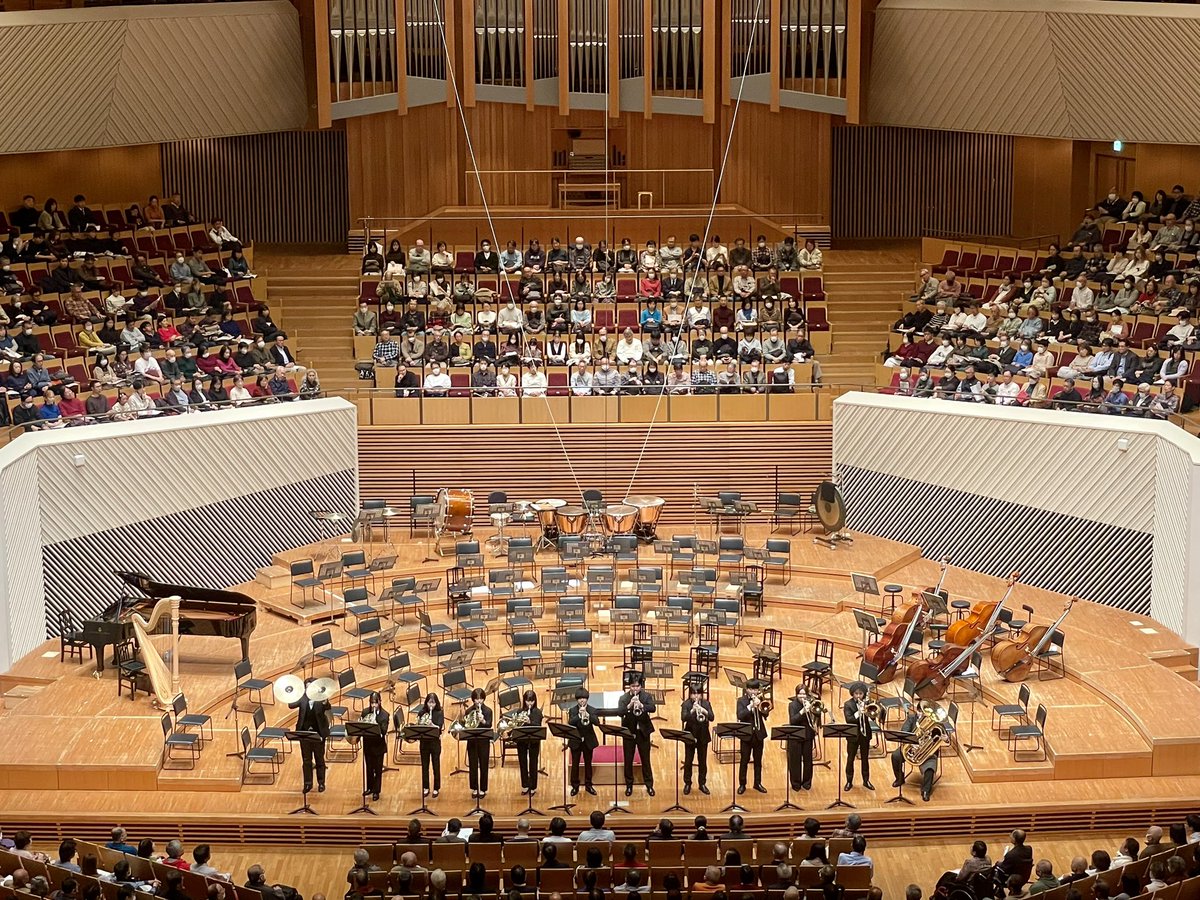ondaifes's tweet photo. 第2部は国立：歌川 響さんの作品
「Ostrich Fanfare」で始まりました。

理工学部を卒業後、作曲にご転身。
金管楽器には思い入れがあるとの事で
金管そのものの美しさや力強い響きが
活きる構成を取り入れた作品でした！
シンバルも加わり
華やかさが増します。
ファンファーレ隊も
ブラボー♪ https://t.co/xbevNrtEI8