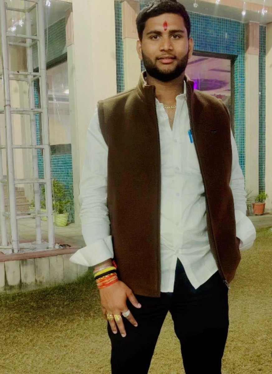 KakuMayank's tweet photo. गलत को गलत और सही को सही,
कहने की हिम्मत रखता हूँ,
तभी मै रिश्ते आजकल कम रखता हूँ।
#chaudharymayankbharala https://t.co/4yyXWh2BfU