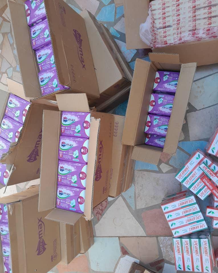 "النساء في وجه الحرب في السودان ،  هنّ رمز الصمود ، الصبر والأمل" 

تقرير عن توزيع المستلزمات النسائية في شمال ريفي بحري

 نفذ مكتب الاستجابة النسوية لغرفة طوارئ بحري في شهر نوفمبر 2024، توزيع مستلزمات نسائية لعدد ـ600 سيدة وشابة من الأسر النازحة حديثاً إلى شمال ريفي بحري، قادمات