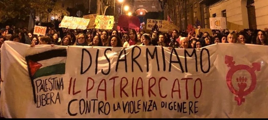 “Disarmiamo il patriarcato” e accanto la bandiera di un regime islamico fondato sul patriarcato e sulla negazione di qualsiasi diritto alla donna. 
Il neo-femminismo diventa sempre più ridicolo, ideologico e oscurantista.
Un insulto alla nostra intelligenza.