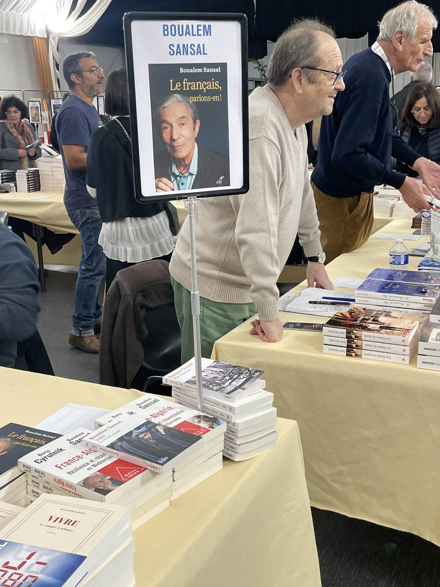 Sifaoui's tweet photo. Au selon du livre de Roquebrune-cap-Martin Boualem #Sansal l’absent présent, arbitrairement détenu par la dictature algérienne. 
On ne se taira pas car il doit être libéré vite. 

@EmmanuelMacron et la France doivent utiliser tous les leviers pour exiger sa libération. 
Ces voyous du régime algérien qui amnistient des terroristes, ces corrompus médiocres complaisants avec les islamistes sont très prompts à incarcérer des intellectuels qui défendent la démocratie. 

Je rappelle que l’arrestation de Boualem Sansal est davantage une prise d’otage pour faire payer à la France ses positions diplomatiques qu’une procédure judiciaire.