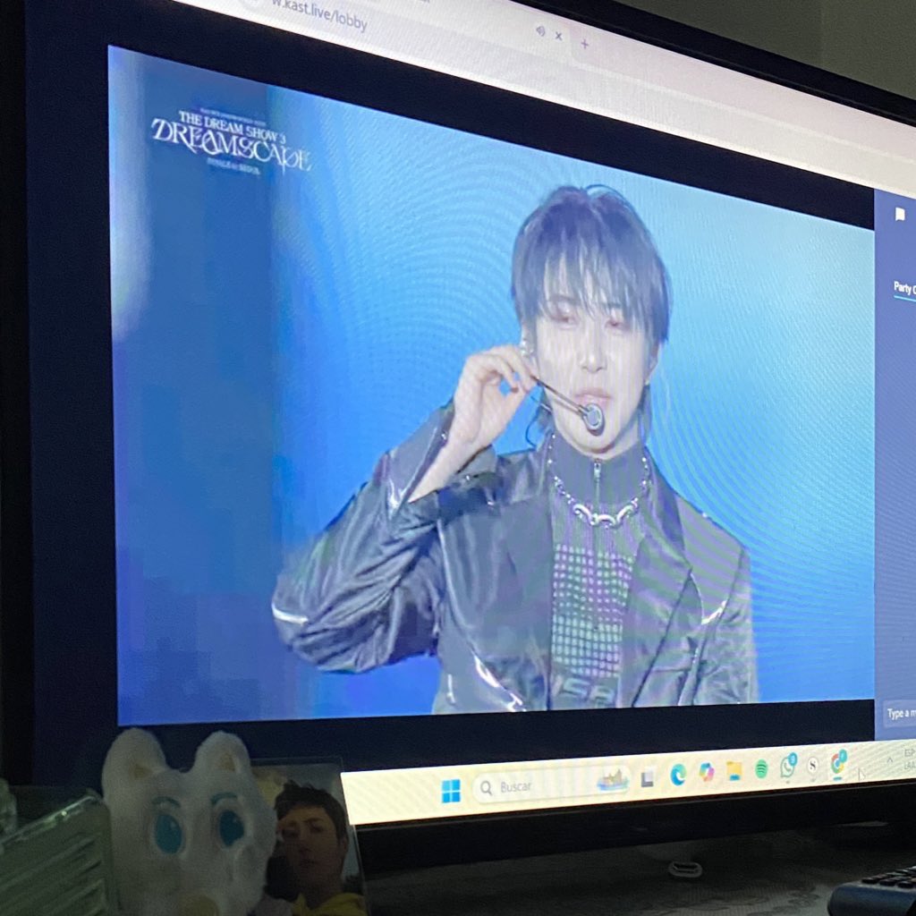 huangromi's tweet photo. acá viendo a mi pololo https://t.co/iHh8Mykgg0