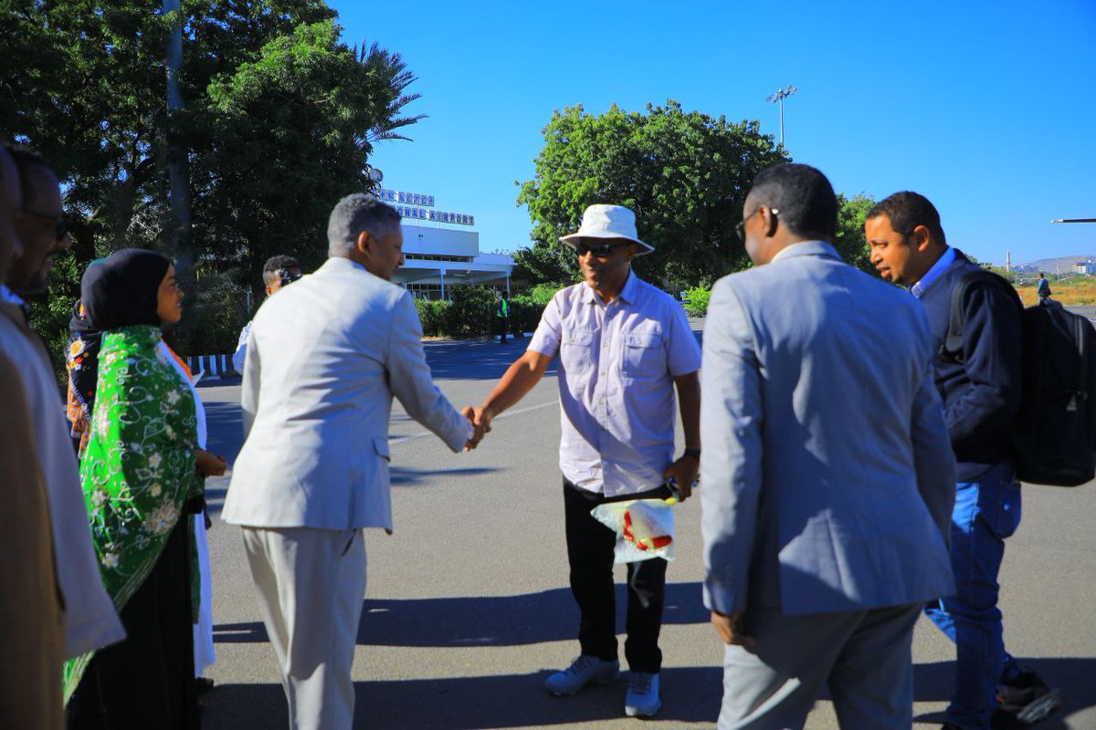 HarariGovComm's tweet photo. በኢትዮጵያ መንገዶች ባለስልጣን ዋና ስራ አስፈጻሚ ኢንጅነር መሀመድ አብዱረህማን የተመራ ልዑክ የሀረር ከተማ የኮሪደር ልማት ስራን ለመደገፍ ድሬዳዋ ከተማ ገብቷል። https://t.co/WhsKeewxjZ