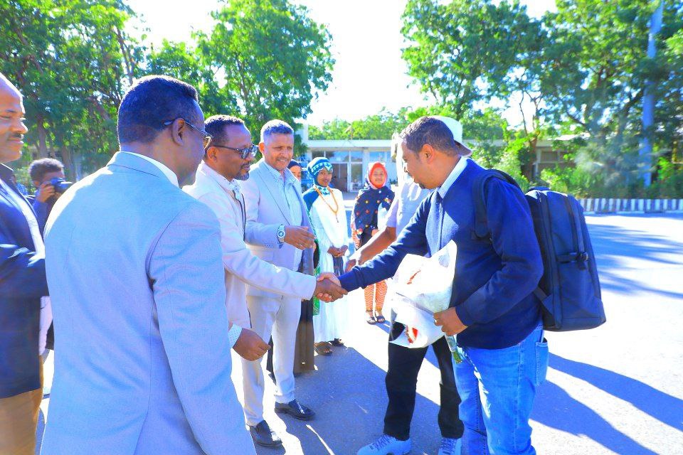 በኢትዮጵያ መንገዶች ባለስልጣን ዋና ስራ አስፈጻሚ ኢንጅነር መሀመድ አብዱረህማን የተመራ ልዑክ የሀረር ከተማ የኮሪደር ልማት ስራን ለመደገፍ ድሬዳዋ ከተማ ገብቷል።