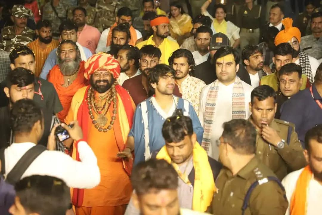 क्यों अपनों के लिए लड़ रहे हो बागेश्वर जी अभी हिन्दू अच्छे से जगे नहीं हैं और ना ही जगेंगे
#BageshwarDhamSarkar