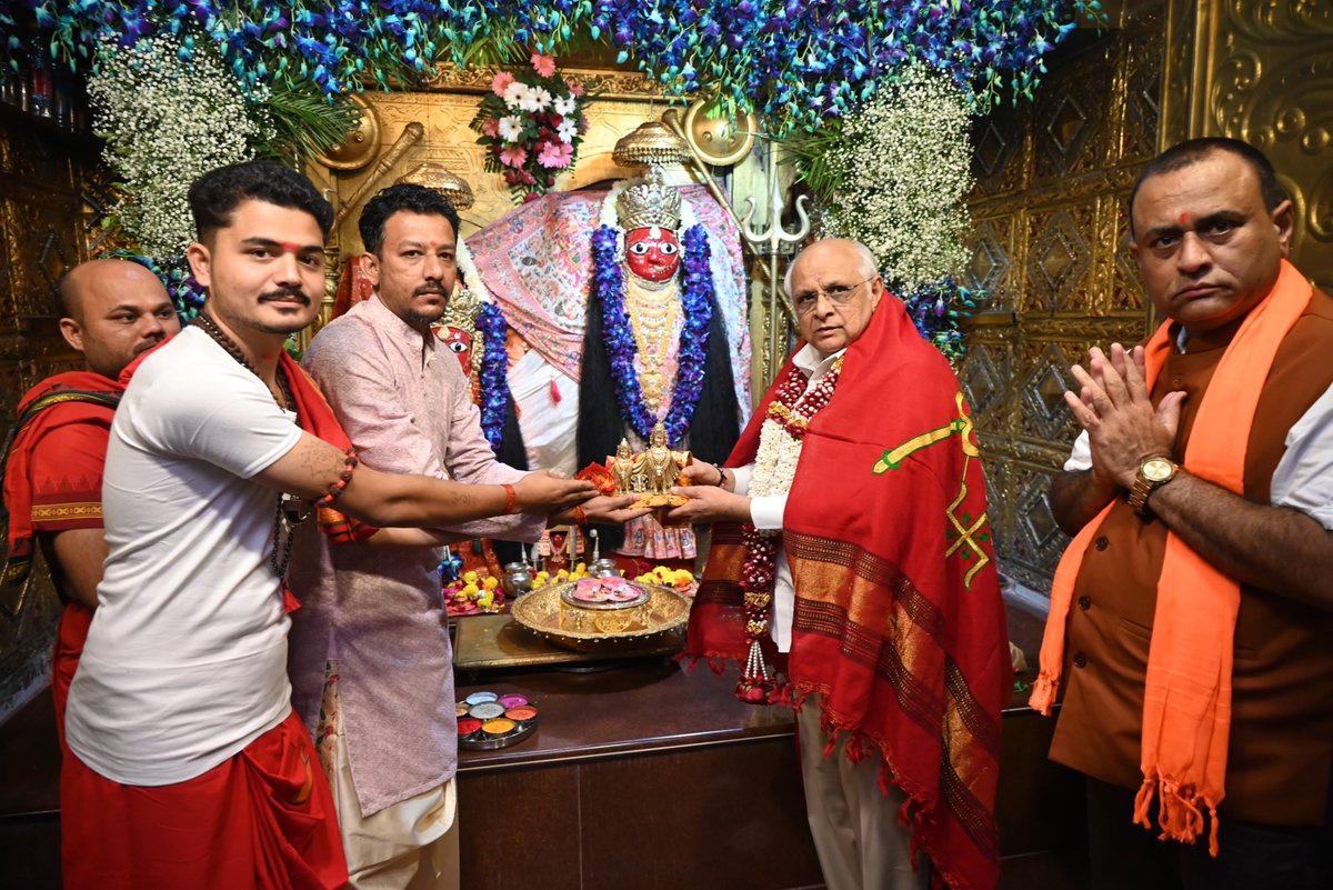 CollectorAnd's tweet photo. આજરોજ આણંદ જિલ્લાના સોજીત્રા ખાતે વિવિધ વિકાસ કાર્યોના લોકર્પણ-ખાતમુહૂર્ત માટે પધારેલ માન.મુખ્યમંત્રીશ્રી ભૂપેન્દ્રભાઈ પટેલ સાહેબે સૌપ્રથમ માં આદ્યશક્તિ આશાપુરી, પીપળાવના
દર્શન કરી આશીર્વાદ મેળવ્યા હતા.
#અગ્રેસર_ગુજરાત
#23YearsOfWelfare
#23YearsofSeva
#cmogujarat https://t.co/mqs8btpovz