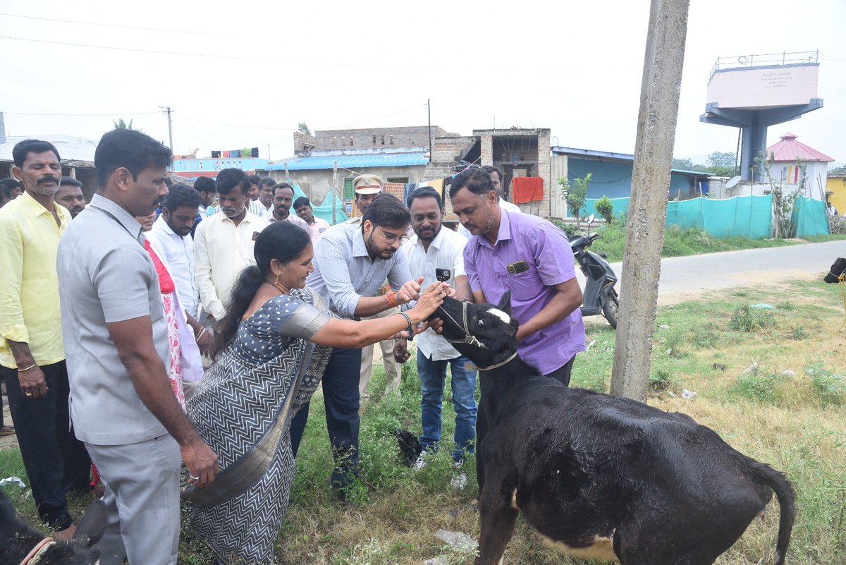 pd_kada's tweet photo. Kuppam's 3rd Praja Darbar event, led by KADA PD Shri Vikas Marmat, I.A.S., successfully held at Sodiganipalli village in Kuppam Constituency. Witnessed an overwhelming turnout! 

#PrajaDarbar 
#Kuppam
 #kada https://t.co/6orrr0fx04