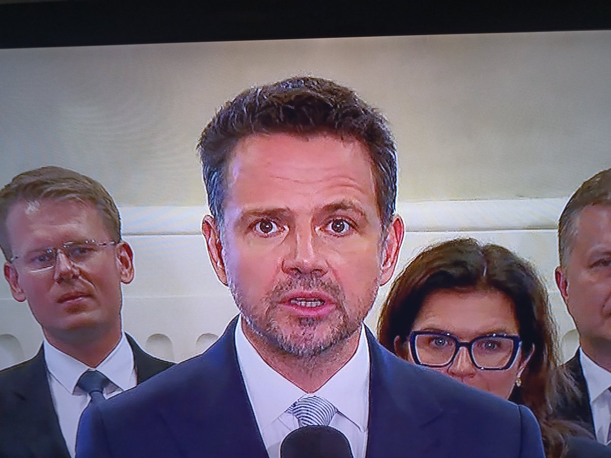 cymesik's tweet photo. @JozefPatriota @trzaskowski_ Skąd te retuszowane zdjęcie #Dupiarz ?
Prawdziwy wygląd z wczoraj na zdjęciu tutaj. #Czaskowski już wie że przegrał. https://t.co/lyEmqqKy3I