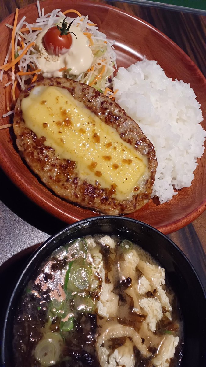 TomoPRutu0220's tweet photo. ランチタイムのチーズバーグはこんなチーズ🧀なんだね🤭

#びっくりドンキー
#札幌 https://t.co/XF0klqRUt9