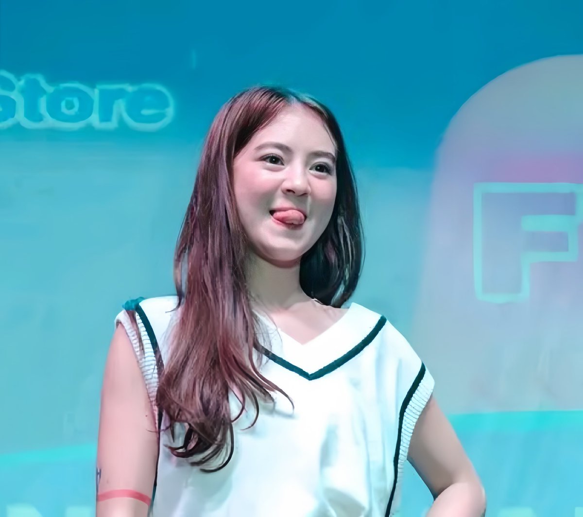 She’s the cutest human being to ever exist 

MAKIRAGSAK KINI SOFIA
