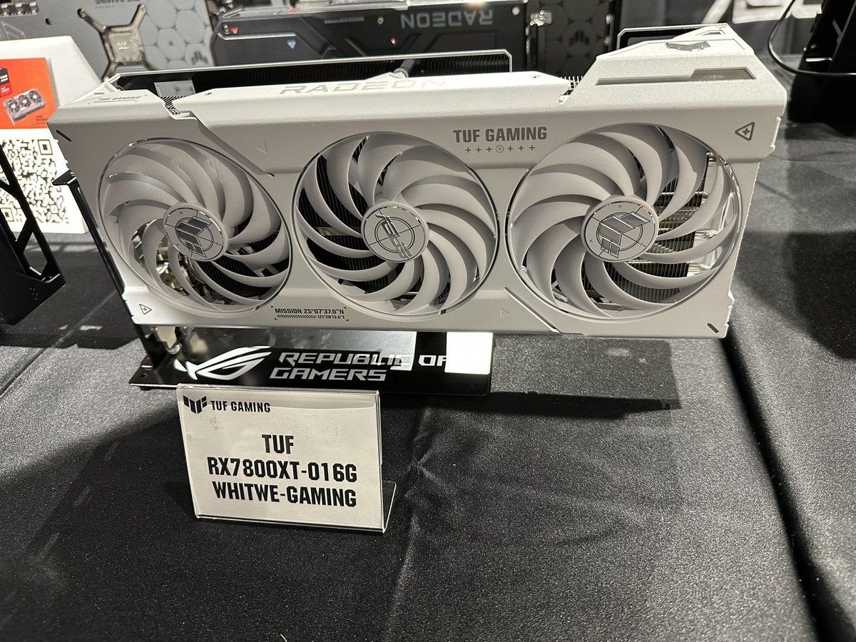 JupiterX060's tweet photo. 最新のマザーボードとビデオカード。
で、デカいです。
ホワイトカラーも良さげ〜。
#ASUSxAMD #ASUSイベント https://t.co/IYai2sAGf2