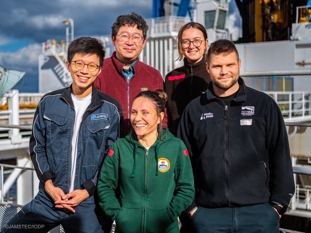 Ron Hackney (@anzic_director) on Twitter photo This is the Window 2 sedimentology team on #Chikyu for #IODP #Exp405 #JTRACK. Don’t touch the core until they've had a look! They look at minerals, fossils, & bioturbation & melt samples for x-ray analysis of chemical composition. <a href="/Chikyu_JAMSTEC/">CHIKYU 地球深部探査船「ちきゅう」</a> <a href="/anzic_iodp/">ANZIC</a> <a href="/TheJR/">JOIDES Resolution</a> <a href="/ECORD_IODP/">ECORD</a> This is the Window 2 sedimentology team on #Chikyu for #IODP #Exp405 #JTRACK. Don’t touch the core until they've had a look! They look at minerals, fossils, & bioturbation & melt samples for x-ray analysis of chemical composition. <a href="/Chikyu_JAMSTEC/">CHIKYU 地球深部探査船「ちきゅう」</a> <a href="/anzic_iodp/">ANZIC</a> <a href="/TheJR/">JOIDES Resolution</a> <a href="/ECORD_IODP/">ECORD</a>