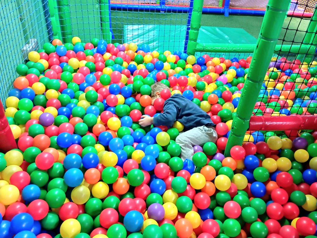 Avui la classe de la Sardana, dels Cercolets i del Ball de Bastons hem anat al Jungla Park (Gavà).

Hem jugat amb les boles de colors i hem gaudit molt al matalàs i als inflables. També hem saltat molt als llits elàstics.

Ho hem passat d'allò més bé!

🛝🎈