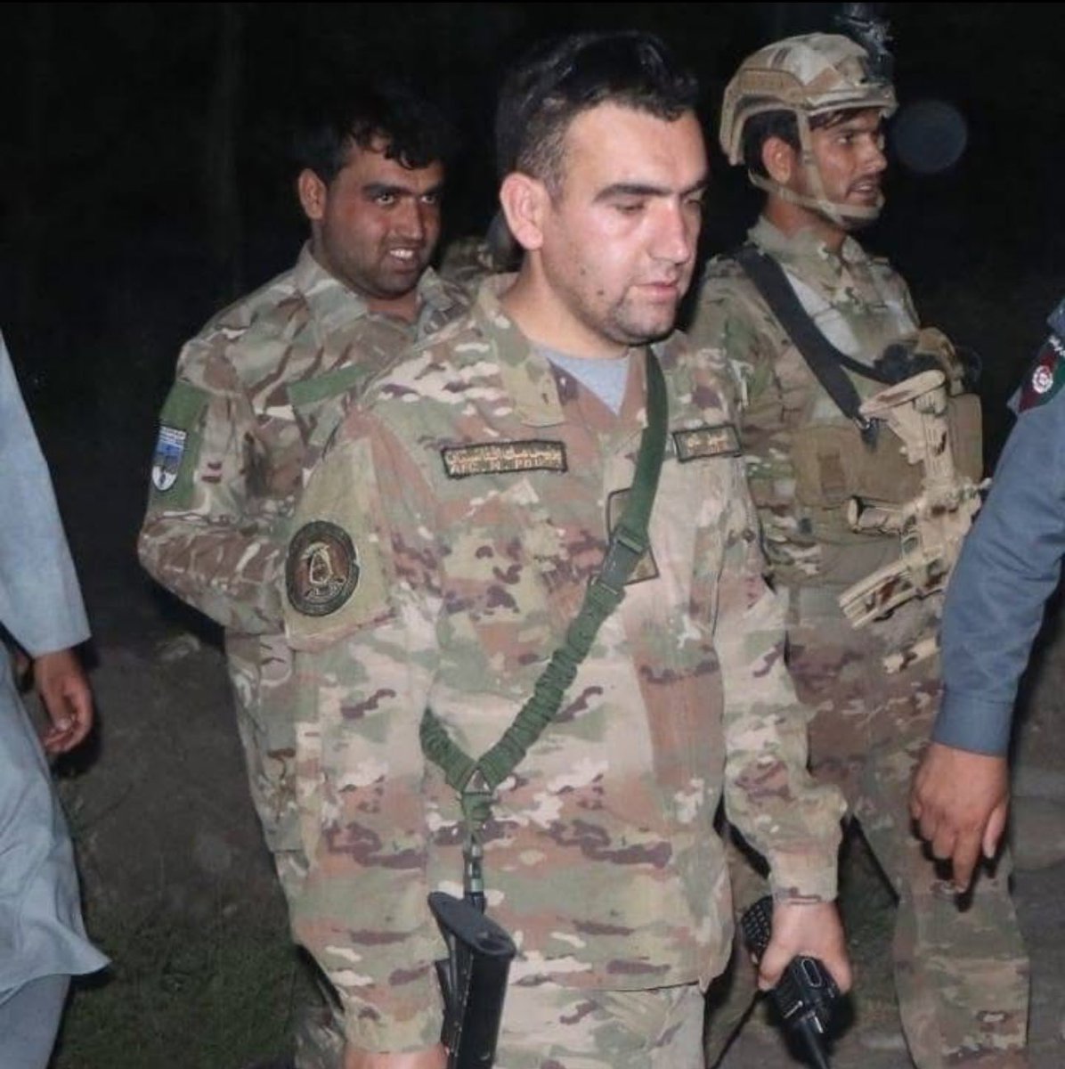 NDS_AFG_01's tweet photo. موږ د جمهوريت خاينو سیاسونه تر ټالب ډير وژلي يو:

کله چي  قومندان د شارا اميد شينکي د لغمان   والي، امنیه قومندان ،   ريس امنيتي ملي  او قومندان د ليوا   ته اجازه نه ورکوله چي وتښتي او ملت او عسکر په سپین ميدان پريږده نو قومندان اوميد د لغمان والي عسکر لخوا په بی رحمانه ډول شهيد کړي شوه او هر څه يي ټالب ته تسليم کړل دغه یی يو مثال دی د خاينو سیاسونو:

هر خاين او وطن فروش به حساب ورکوي د حساب ورځ شته موږ به ډير په سخته د خپلو همسنګرانو د وينو حساب وغواړو
