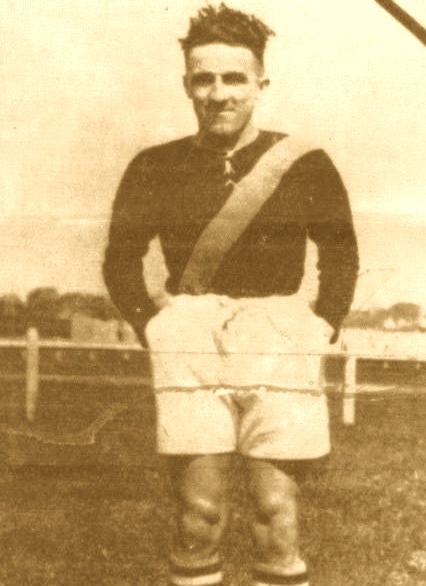 30 nov. 1942. Un international de rugby, 27 ans, entonne la Marseillaise. Face à ses bourreaux. "Je ne puis vous dire mon bonheur d’avoir été choisi pour une telle mort,a-t-il écrit. Je suis heureux d’avoir souffert pour ma patrie.Courage et confiance jusqu’au bout!" André Bonnet