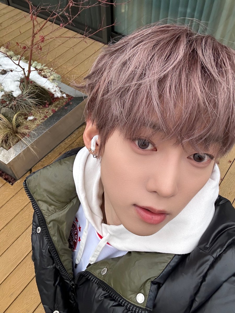_AMPERSANDONE_'s tweet photo. 자 앤디어 솔직해지기~ 누가 더 귀여웡? 참고로 눈사람은 하난데 두빈이는 4명~

#앰퍼샌드원 #AMPERSANDONE 
#나캠든 #KAMDEN https://t.co/10v3b43z08
