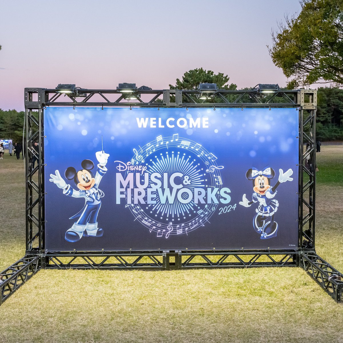 DtimesDrama's tweet photo. ディズニーの名曲に合わせ花火がシンクロ！
Disney Music ＆ Fireworks( #ディズニーミュージックファイヤーワークス )2024
本日11月30日、茨城公演開催
会場限定グッズやフォトスポットも登場☆
#ディズニー花火 #dmf
https://t.co/qfkO9J3oZ6 https://t.co/tUmLVfoCdA