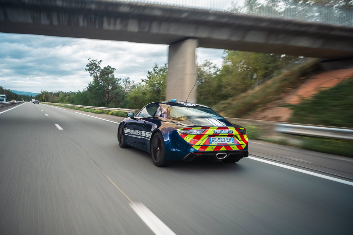 Gendarmerie's tweet photo. #CartonRouge 🔴 À bord de son modèle Y il pensait semer l'Alpine gendarmerie...
Après avoir refusé de s'arrêter, le conducteur prend tous les risques en roulant à près de 220 km/h.
Rattrapé par la réalité et...l'#Alpine gendarmerie :
➡️ Plus de permis
➡️ Plus de voiture https://t.co/k8hGDintTW