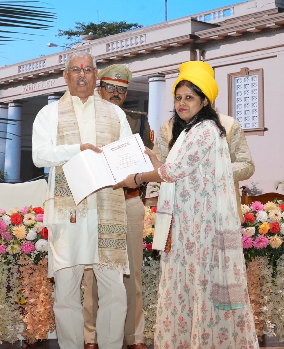 GovernorBihar's tweet photo. माननीय राज्यपाल-सह-कुलाधिपति श्री @rajendraarlekar ने पटना वीमेंस कॉलेज के वेरोनिका हॉल में आयोजित पटना विश्वविद्यालय के वार्षिक दीक्षांत समारोह में 47 शोधार्थियों को पीएच॰डी॰ की उपाधि तथा 43 छात्र-छात्राओं को स्वर्ण पदक प्रदान किया। 
इस अवसर पर उन्होंने कहा कि विद्यार्थियों के जीवन में एक स्पष्ट लक्ष्य होना चाहिए ताकि वे समाज हित में कार्य कर सकें। हमारे युवाओं को नौकरी की तलाश करने के बजाए रोजगार प्रदाता बनना चाहिए। इसके लिए वे स्टार्ट-अप शुरू कर सकते हैं। उन्होंने कहा कि विद्यार्थियों को उद्यमी बनने हेतु आवश्यक सहायता और मार्गदर्शन के लिए प्रत्येक विश्वविद्यालय में एक इंटरप्रेन्योरशिप डेवलपमेंट सेल का गठन किया जायेगा।
#RBBihar