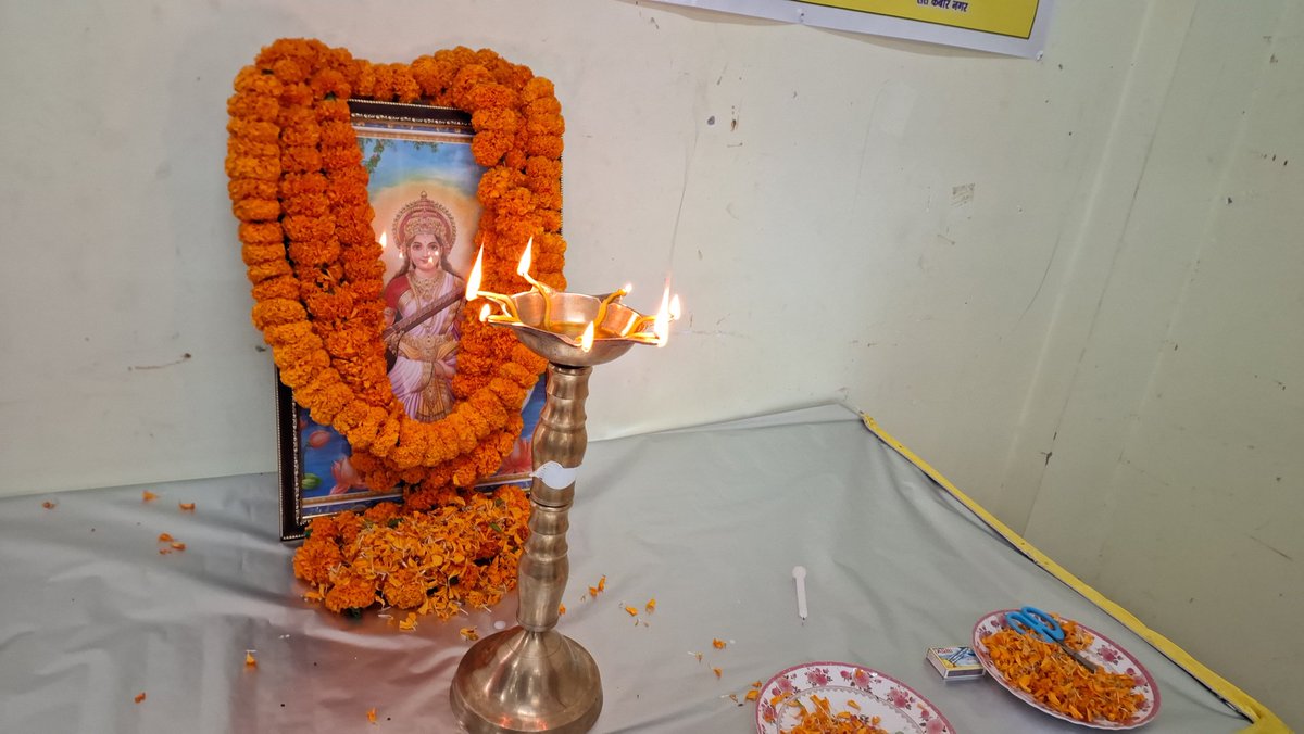BBC_BREKING's tweet photo. जिला स्तरीय विज्ञान माडल प्रतियोगिता का उद्घाटन मुख्य विकास अधिकारी संत कबीर नगर के कर कमलों द्वारा हुआ सम्पन्न।
आज दिनांक ३० नवम्बर २०२४ दिन शनिवार को जिला स्तरीय विज्ञान माडल प्रतियोगिता का शुभारम्भ डीपीआरसी हाल विकास भवन संत कबीर नगर में मुख्य अतिथि मुख्य विकास अधिकारी श्री जयकेश त्रिपाठी जी के कर कमलों द्वारा फीता काटकर व मां सरस्वती को माल्यार्पण तथा दीप प्रज्वलन के साथ हुआ शुरू।इस अवसर पर जिला विद्यालय निरीक्षक संत कबीर नगर हरिश्चन्द्रनाथ जी व मुख्य विकास अधिकारी द्वारा प्रतिभागी बच्चों को किया गया सम्बोधित तथा उनके द्वारा बनाये गये माडलों का किया गया अवलोकन।इस कार्यक्रम को सफल रूप से संचालित करने हेतु पर प्रतिभागी विद्यालयों के शिक्षक व जिला समन्वयक जिला विज्ञान क्लब संत कबीर नगर श्रीमती निशा यादव जी,जिला सह समन्वयक जिला विज्ञान क्लब संत कबीर नगर अभिषेक सिंह,वित्त एवं लेखाधिकारी मा०शि०संत कबीर नगर,राजकीय बालिका इंटर कालेज खलीलाबाद संत कबीर नगर की प्रधानाचार्या सबीहा मुमताज जी बच्चों में विज्ञान के प्रति बढ़ती जागरूकता को प्रोत्साहित करने हेतु वरिष्ठ प्रधानाचार्य श्री राजदेव तिवारी जी,पूर्व प्रधानाचार्या श्रीमती नीलम राय जी,धर्मसिंहवा के प्रधानाचार्य विनोद उपाध्याय जी के साथ रहे मौजूद।इस विज्ञान प्रदर्शनी का आयोजन जिलाधिकारी संत कबीर नगर महेंद्र सिंह तंवर एवं मुख्य विकास अधिकारी जयकेश त्रिपाठी जी की सहमति एवं मार्गदर्शन में जिला विज्ञान क्लब संत कबीर नगर के तत्वावधान में किया गया सम्पन्न।
👉 https://t.co/PiE4gR6OJD
👉 https://t.co/NxE7UPjt5x