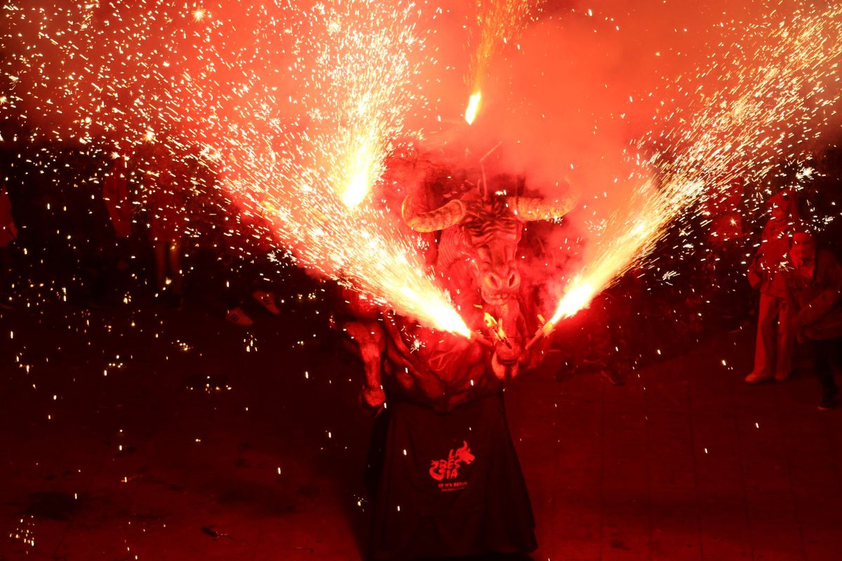 santsadurni_cat's tweet photo. 📸 #FestaMajor2024 | Després del correfoc infantil, els @SeMnRefum es van fer seva la plaça de l'Ajuntament amb la lectura de versots i el lluïment final

➡️ Una tarda de Festa Major que ens va deixar moments que trobareu a https://t.co/562JWq7vXU https://t.co/sdzlVsajDX
