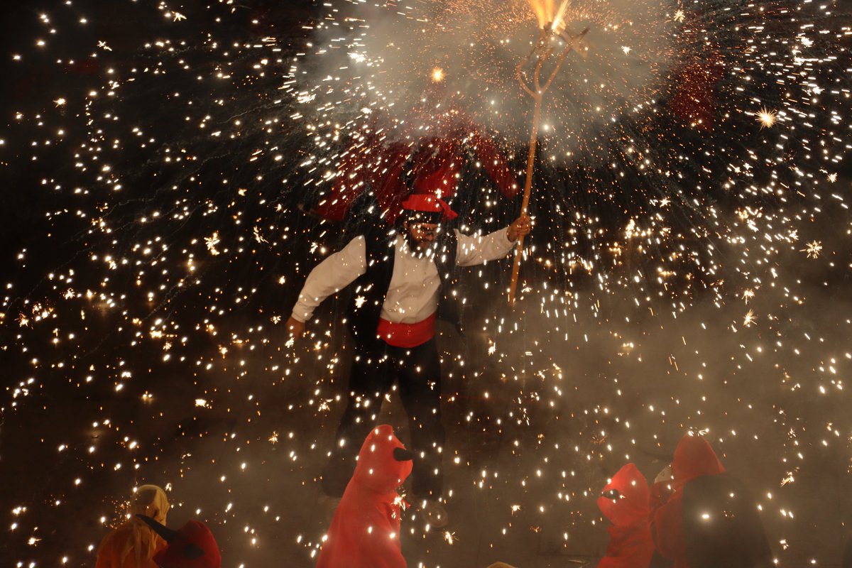 santsadurni_cat's tweet photo. 📸 #FestaMajor2024 | Després del correfoc infantil, els @SeMnRefum es van fer seva la plaça de l'Ajuntament amb la lectura de versots i el lluïment final

➡️ Una tarda de Festa Major que ens va deixar moments que trobareu a https://t.co/562JWq7vXU https://t.co/sdzlVsajDX