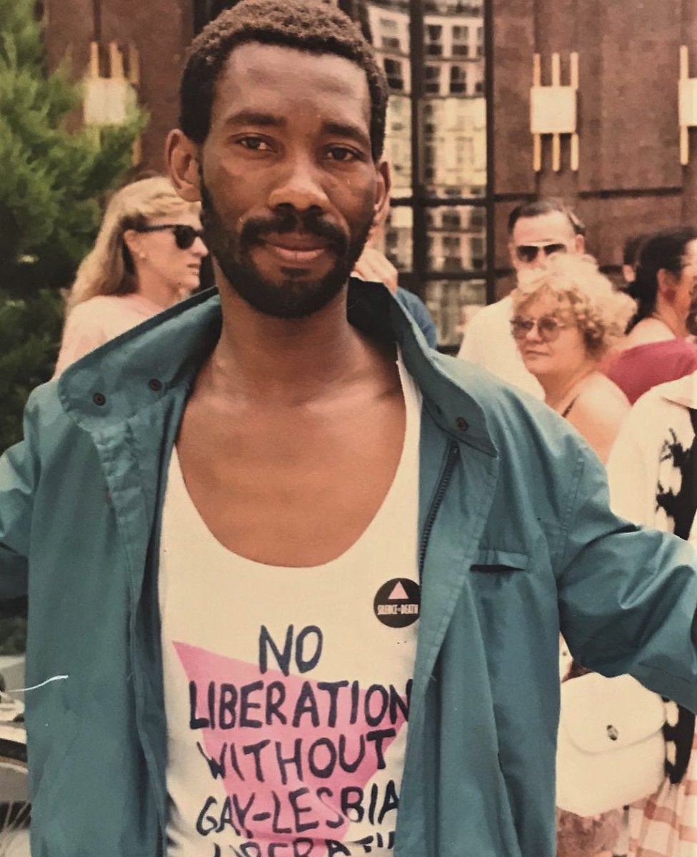 Un 30 de novembre de 1998 moria a Johannesburg Simon Nkoli, activista contra l'apartheid i per l'alliberament sexual i de gènere a Sud Àfrica. Va ser un dels primers a fer públic q era positiu de VIH i el primer gai a reunir-se amb Mandela per la revocació de la llei de sodomia.