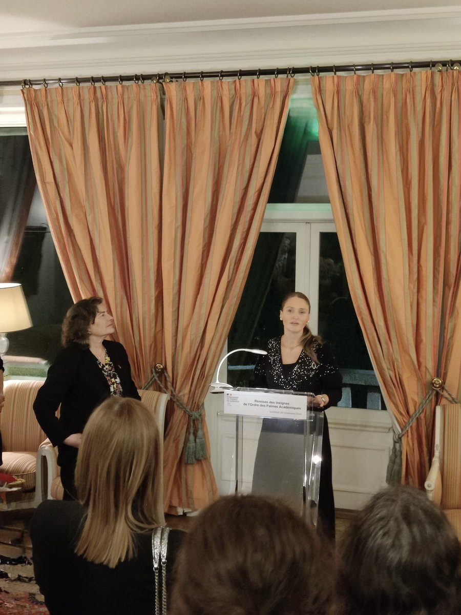 La France en Norvège (@ambafr_norge) on Twitter photo Hier soir, Emmanuel Magagnin, Muriel Serra, Anne Stølan, Bénédicte Bourdeau de Fontenay et Selma Tanovic ont été décorés dans l’ordre des Palmes Académiques 🎖️🇫🇷 par l’Ambassadrice <a href="/frobine/">Florence Robine</a>.
Félicitations à eux ! Hier soir, Emmanuel Magagnin, Muriel Serra, Anne Stølan, Bénédicte Bourdeau de Fontenay et Selma Tanovic ont été décorés dans l’ordre des Palmes Académiques 🎖️🇫🇷 par l’Ambassadrice <a href="/frobine/">Florence Robine</a>.
Félicitations à eux !