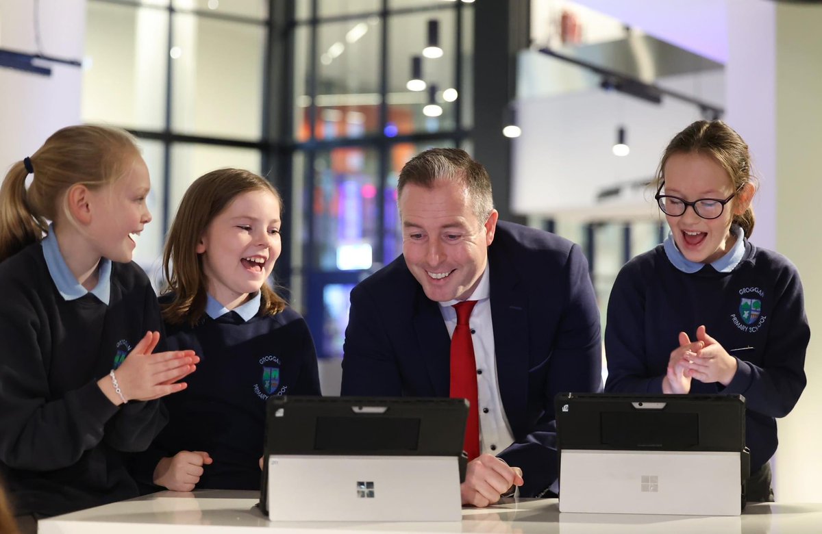 Groggan Primary (@grogganprimary) on Twitter photo Three of our P7 stars playing Kahoot with the Education Minister, Paul
Givan. <a href="/Education_NI/">Education NI</a> Three of our P7 stars playing Kahoot with the Education Minister, Paul
Givan. <a href="/Education_NI/">Education NI</a>