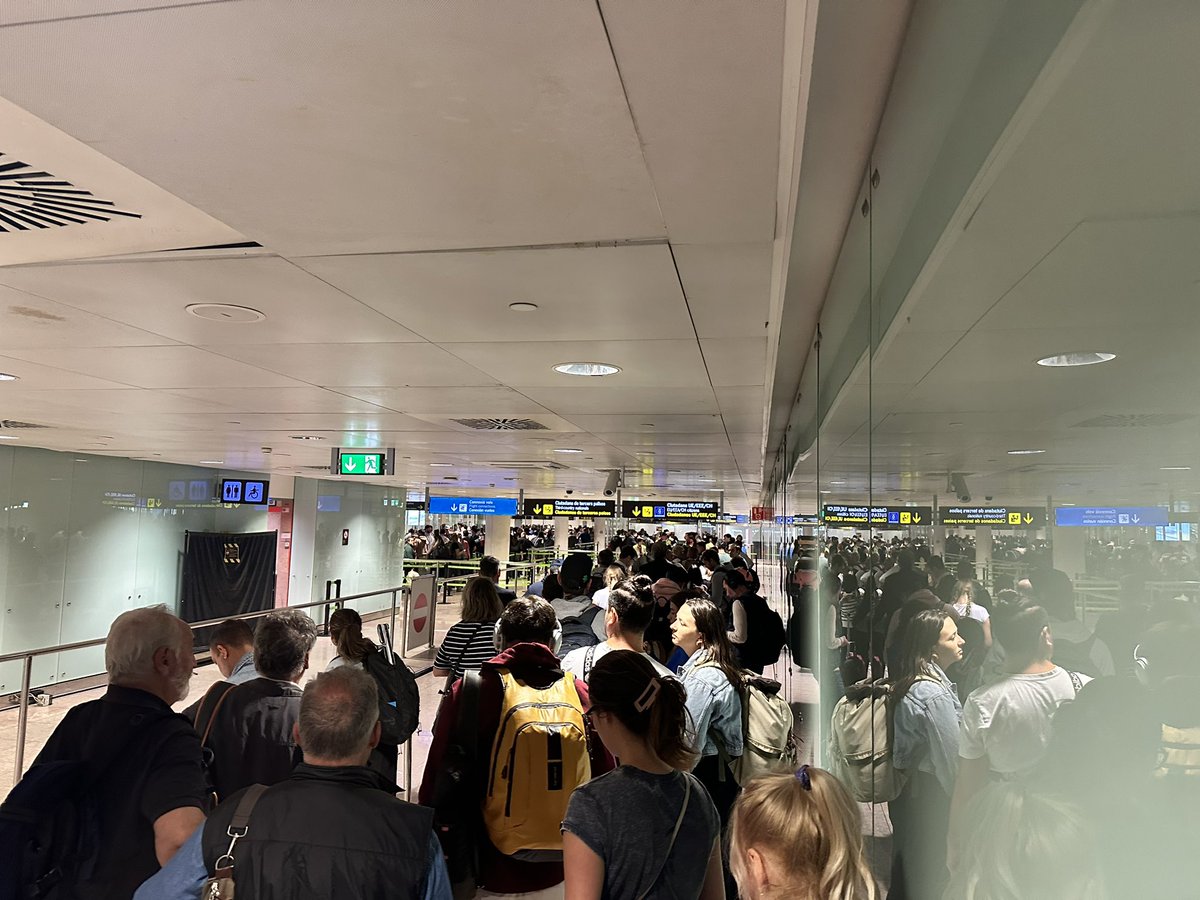 Moodbytes_io's tweet photo. Most of us here on the west tend to think we are further ahead from third world countries.
Well not when it comes to passport control in Barcelona El Prat .
Es vergonzoso. https://t.co/vOqw0y6Zln