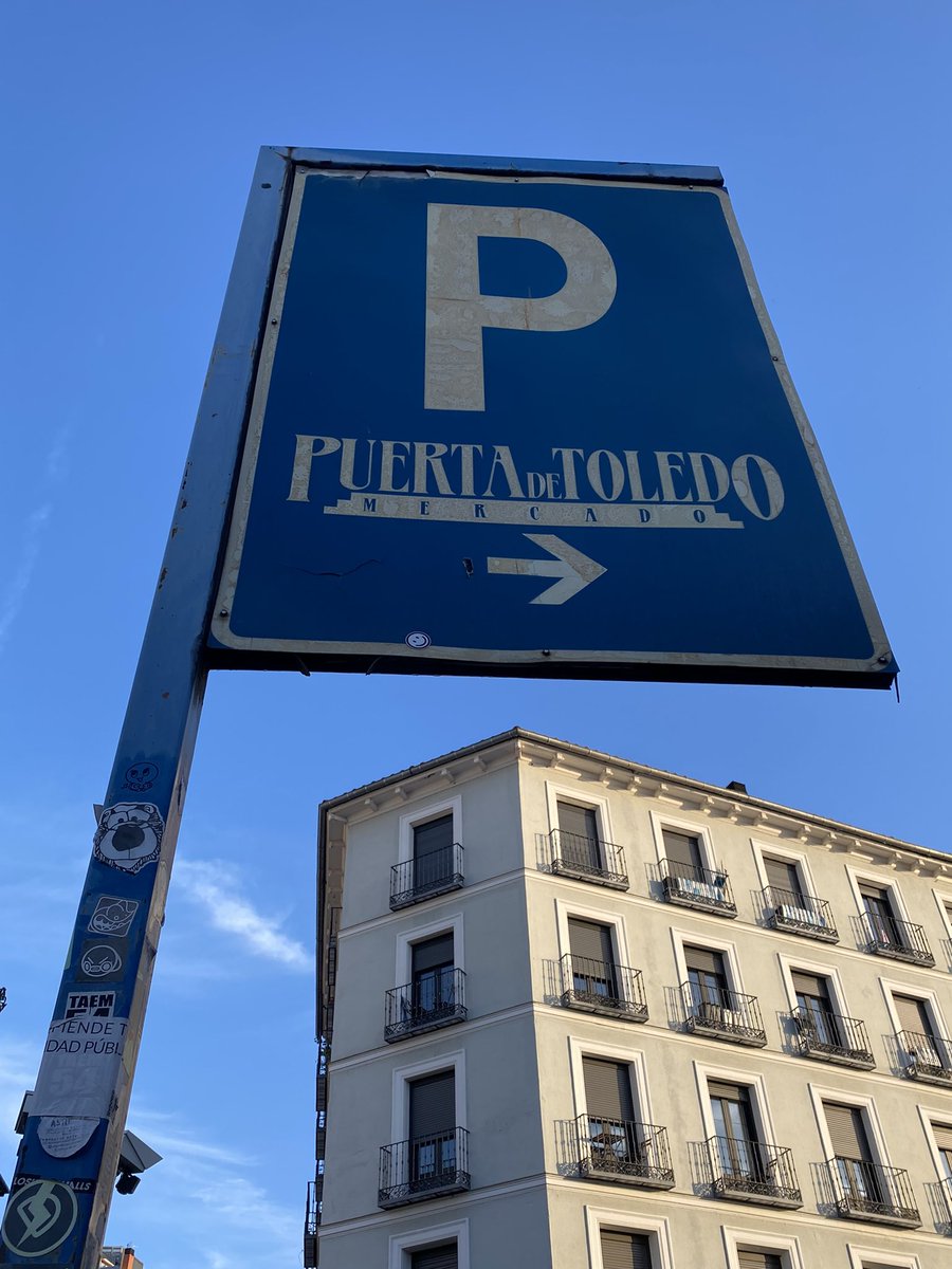 📌 Calle Toledo 

El mercado de Puerta de Toledo cerró hace 13 años pero da igual las veces que reformen esta calle que ahí permanece inmutable al tiempo -y en el puto medio de la acera, por supuesto- el cartel que recuerda su parking
