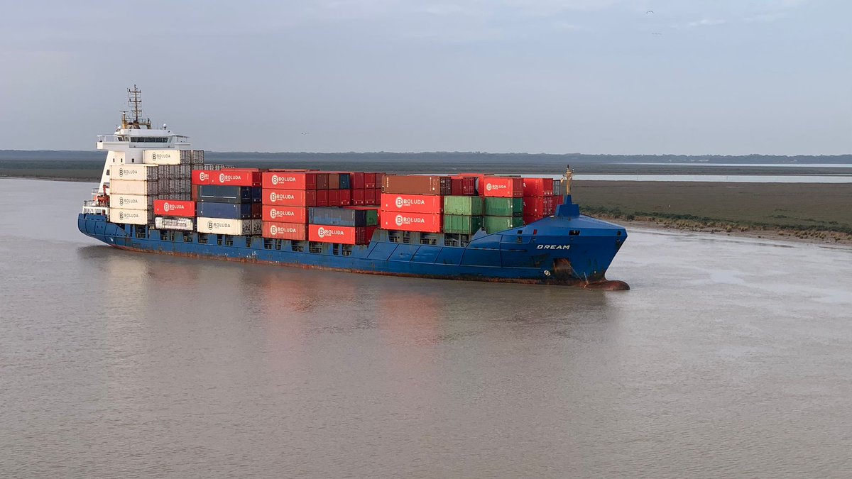 ruiz_cabezon's tweet photo. 🚢DREAM fondeado en los Cepillos,  #Guadalquivir , con 6.90 metros de calado, en espera de que vuelva a subir el nivel de agua en el #Rio en otra marea y así poder continuar viaje hasta #Chipiona , donde el @SevillaPilots desembarcará. https://t.co/QOzkD4UKBn