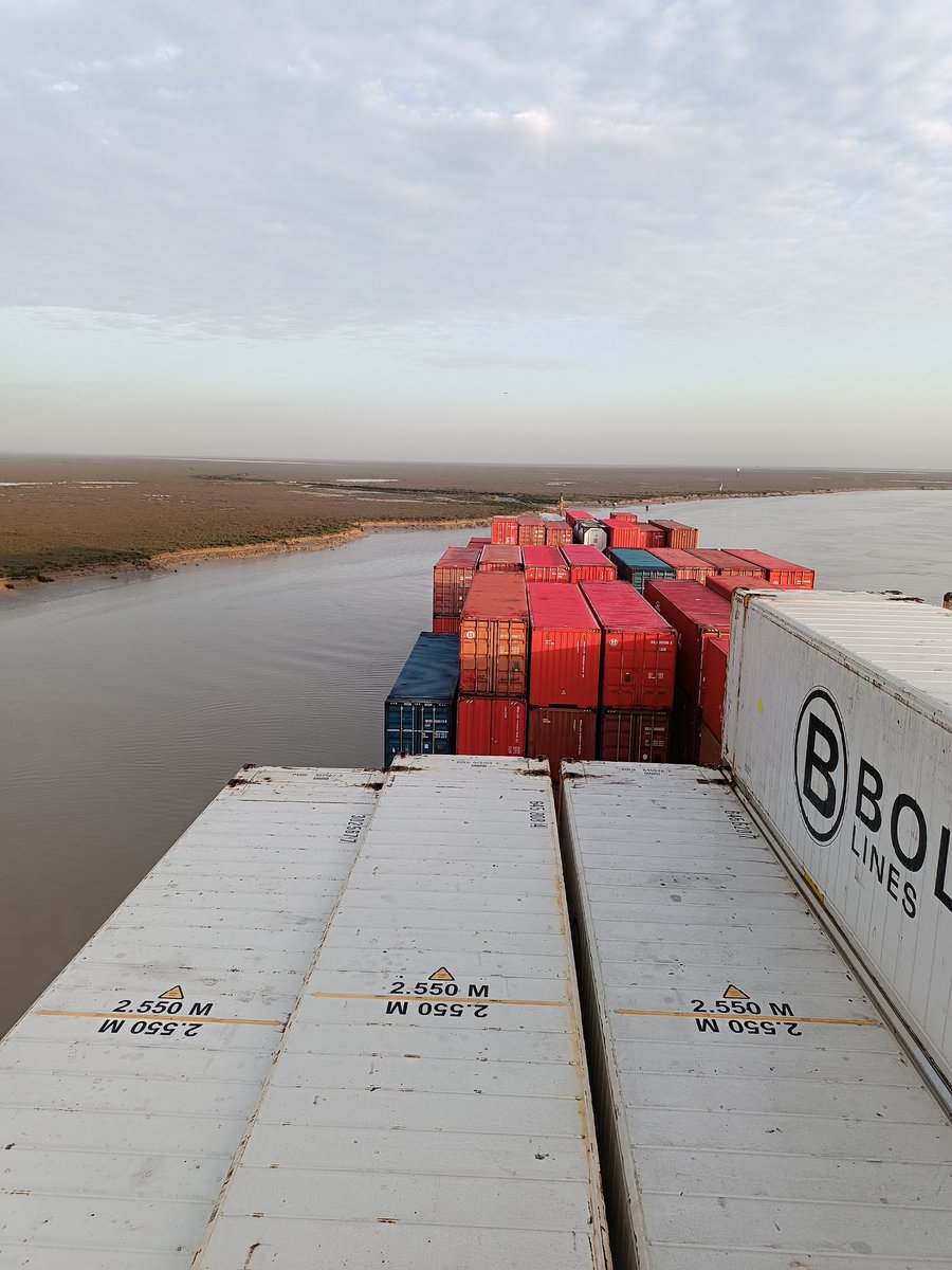ruiz_cabezon's tweet photo. 🚢DREAM fondeado en los Cepillos,  #Guadalquivir , con 6.90 metros de calado, en espera de que vuelva a subir el nivel de agua en el #Rio en otra marea y así poder continuar viaje hasta #Chipiona , donde el @SevillaPilots desembarcará. https://t.co/QOzkD4UKBn