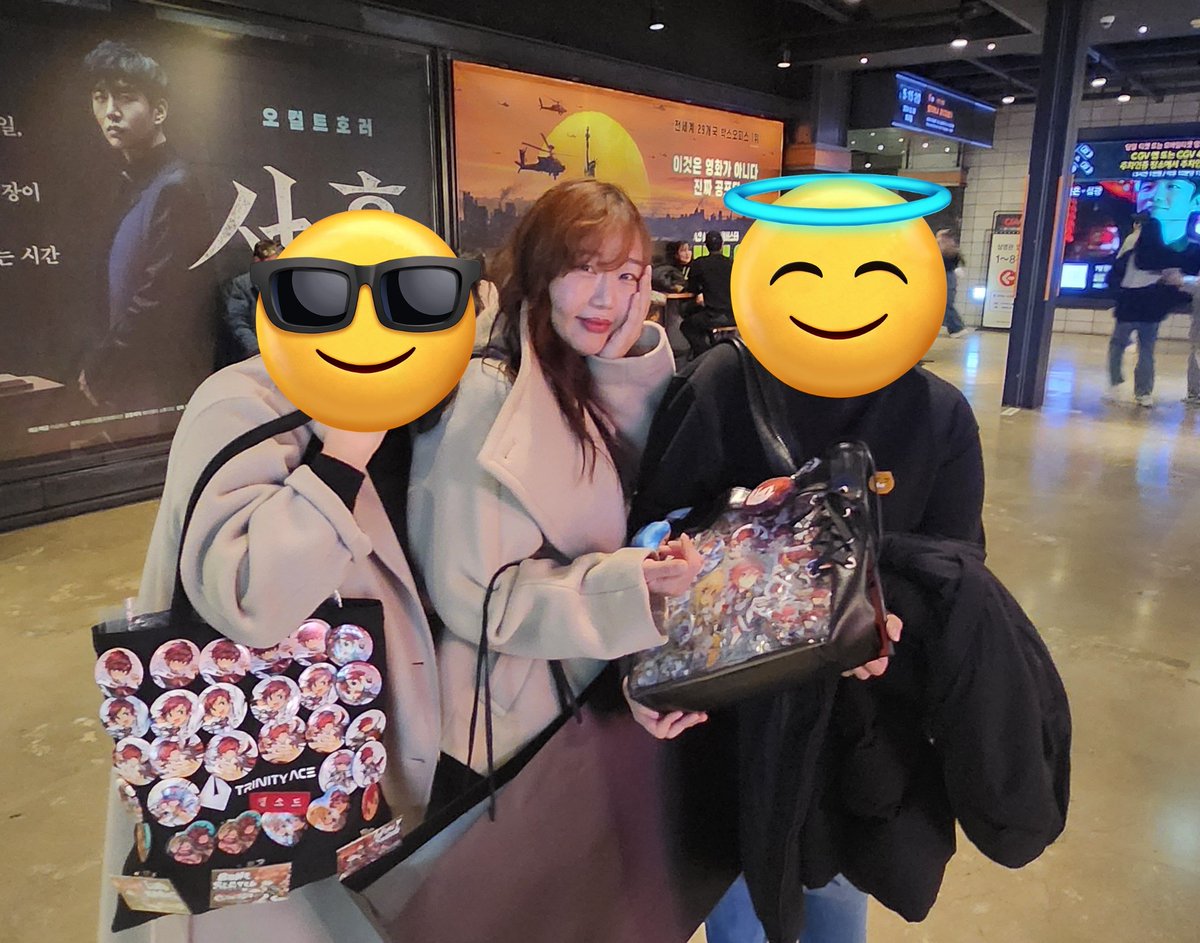 엘스타2 응원 상영회 2회차 끝나고 나오는길에 엘소드 성우신 정유미 성우님과 사진 찍었습니다
정말...이게 진짜 성덕이 아닐까