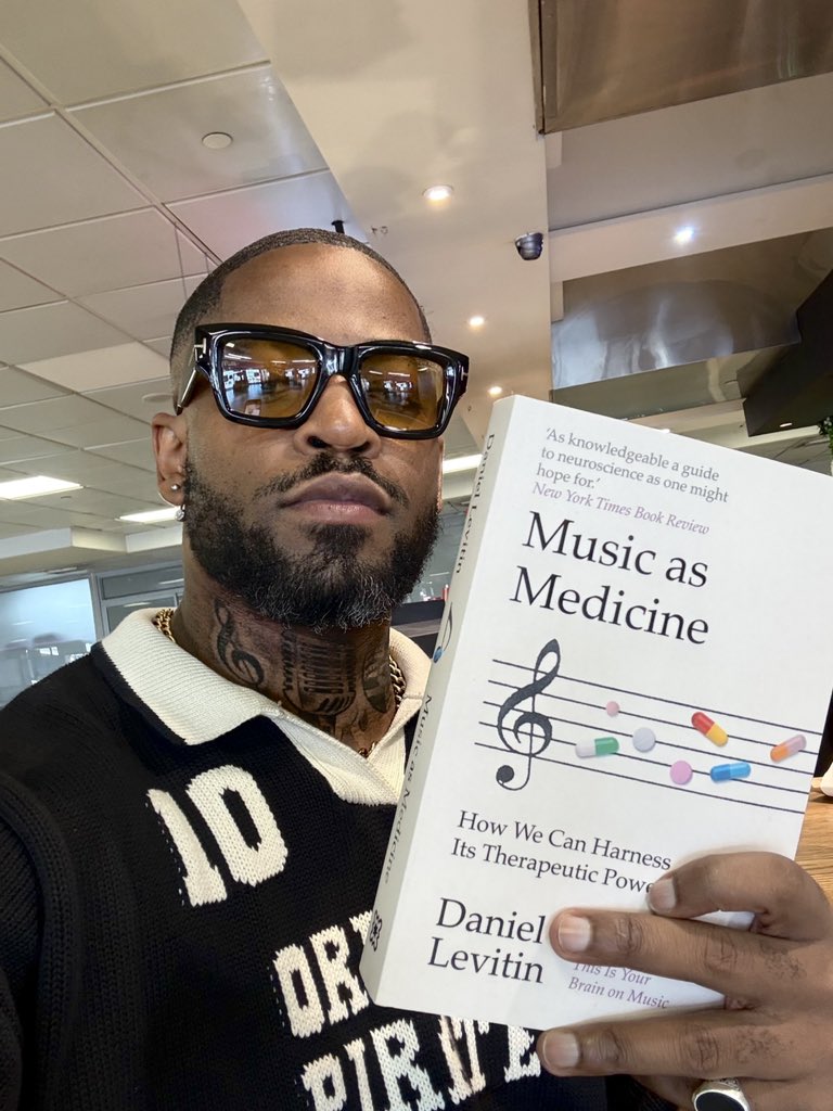 KabeloMusic's tweet photo. The 14th and last book of the year, how many did you read this year? https://t.co/HicZ3AY9KQ