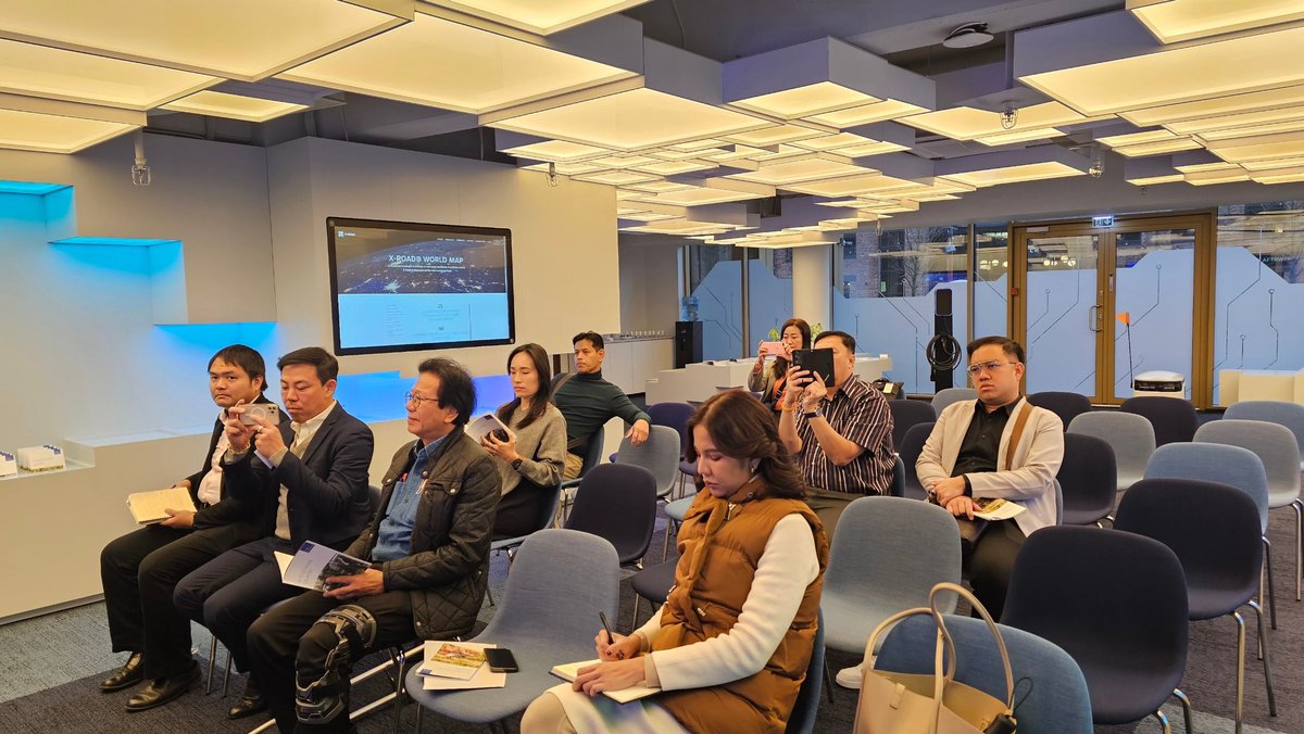 Sirilapas_pple's tweet photo. 3rd Visit : e-Estonia Briefing Center 

  ฟังการบรรยายเรื่องระบบบริการสาธารณสุขแบบ Digital หรือ e-Heath และ การทำให้ประเทศเปลี่ยนผ่านมาเป็นประเทศที่ใช้ระบบ Digital เกือบ 100% ได้อย่างไร 

สถาบันนี้เป็นสถาบันวิสาหกิจของ Estonia ซึ่งทางผู้บรรยาก็ได้เล่าให้ฟังถึงความเป็นมาว่าทำไมประเทศ Estonia ถึงสามารถกลายมาเป็น e-Government ได้ 

🔸เมื่อสหภาพโซเวียตล่มสลาย ประเทศ Estonia ก็ได้แยกตัวออกมาและมีโจทย์สำคัญว่า จะทำอย่างไรให้ประเทศนั้นแตกต่างจากประเทศอื่น และด้วยในหลายๆปัจจัย ไม่ว่าจะเป็นผู้นำที่เป็นคนรุ่นใหม่ มีความคิดที่ทันสมัย ประชาชนในประเทศมีความเชื่อมั่นเชื่อใจในรัฐบาล การจัดการข้อมูลที่โปร่งใส ตรวจสอบได้ และการให้ความรู้ในการใช้อินเตอร์เน็ตให้กับประชาชนทุกช่วงวัย ทำให้ Estonia กลายมาเป็นประเทศที่การทำธุรกรรมต่างๆ สามารถทำได้แบบ Digital เกือบ 100% มี 1% ที่ทำไม่ได้คือการหย่าแบบออนไลน์เท่านั้น 

  ในเรื่องของความปลอดภัย Estonia เองก็เคยถูกแฮกเกอร์แฮกข้อมูลเช่นเดียวกัน เมื่อตอนที่ประกาศตัวสนับสนุนประเทศยูเครน แต่เมื่อโดนแฮกแล้ว Estonia ก็สามารถปกป้องข้อมูลของประชาชนได้และได้พัฒนาระบบการป้องกันข้อมูลที่แข็งแกร่งเพิ่มมากขึ้น 

🔸สิ่งที่เป็นใจความสำคัญที่ทำให้ประเทศ Estonia เปลี่ยนมาใช้ระบบ Digital ได้นั้น คือการสร้างความเชื่อใจของรัฐให้กับประชาชน ความโปร่งใสในการทำงาน การให้ความรู้ความเข้าใจกับประชาชน โดยการตรวจสอบการใช้งานข้อมูลนั้น ประชาชนแต่ละคนจะมี Dashboard ของตนเองที่สามารถเข้าไปดูข้อมูลได้ตลอด และ สามารถดูได้ด้วยว่า มีใครนำข้อมูลของตนเองนั้นไปใช้ทำอะไร เมื่อไหร่ โดยจะมี วันเวลาที่ระบุไว้อย่างชัดเจน และมีการกำหนดบทลงโทษ สำหรับผู้ที่มีอำนาจเข้าถึงข้อมูลของประชาชนได้มากกว่า แต่นำข้อมูลนั้นไปใช้เพื่อประโยชน์ส่วนตัว และสิ่งสำคัญอีกหนึ่งอย่างคือ การทำให้ประชาชนรู้สึกว่าพวกเขาเป็นเจ้าของข้อมูล รัฐไม่ได้เป็นเจ้าของข้อมูลนั้น 

  สำหรับข้อมูลทางการแพทย์นั้น ประชาชนก็สามารถ log in เข้าไปดูข้อมูลการรักษาของตนเองได้ ไม่ว่าจะรักษามาจากโรงพยาบาลใดก็ตาม รวมไปถึงหมอ ก็สามารถเรียกดูข้อมูลทางการแพทย์ได้ โดยจะมี Center ในการรวบรวมข้อมูล และหมอ ต้องเรียนกฏหมายเกี่ยวกับการเข้าถึงข้อมูลของผู้ป่วย และต้องบอกถึงเหตุผลในการเข้าถึงข้อมูลให้ผู้ป่วยรับทราบด้วย 

  การพัฒนาระบบ e-Health ของEstonia นั้นกำลังพัฒนาต่อไปเรื่อยๆ และมีแผนที่จะทำให้รัฐนั้นเข้ามาดูแลประชาชนแบบรายบุคคล มากกว่าที่จะให้ประชาชนต้องเดินเข้าไปหาหน่วยงานของรัฐ แต่ก็มีความท้าทายในการทำงานเพราะการทำระบบ e-Health นั้น จะต้องทำงานบูรณาการร่วมกันกับหลายๆหน่วยงานที่ตอนนี้ยังแยกการทำงานกันอยู่ อาจจะใช้เวลาประมาณ 15 ปีในการที่จะให้ประเทศมีหมอเวชศาสตร์ครอบครัวคอยดูแลและข้อมูลด้านสุขภาพจะถูกนำเข้าโดย หมอเท่านั้น 

📌 ลำดับการเข้าถึงข้อมูลด้านสุขภาพนั้นจะต้องมีการยินยอมจากเจ้าของข้อมูล ถ้าไม่อยากเปิดเผยข้อมูล เจ้าของข้อมูลก็สามารถซ่อนได้  แต่กิจกรรมบางอย่างมีความจำเป็นที่ต้องเปิดเผย และถ้ามีการปกปิดข้อมูลและทำให้คนอื่นเสี่ยงอันตราย ผู้ที่ปกปิดข้อมูลจะถือว่าทำผิดกฏหมาย เช่น การไม่เปิดเผยว่าตนเองมีเชื้อ HIV เมื่อต้องทำการผ่าตัด หรือ การบริจาคเลือด เป็นต้น 

Bio Bank เป็นข้อมูลด้านพันธุศาสตร์ สามารถติดตาม ตรวจคัดกรอง ประเมิน และแจ้งคนที่มีความเสี่ยงในการเป็นโรคต่างๆ เช่น มะเร็งเต้านม

  สิ่งที่ยังคงต้องทำงานเพิ่มเติมก็คือการบูรณาการข้อมูลของโรงพยาบาลรัฐและโรงพยาบาลเอกชน เพราะยังมีช่องว่างในการส่งต่อข้อมูลแต่ข้อมูลที่ถูกนำเข้า ก็จะเข้าไปที่ส่วนกลางที่ขึ้นกับกระทรวงสาธารณสุข 

ปัจจัยที่ทำให้ Estonia มีการพัฒนาที่รวดเร็วนั้น อาจจะเป็นเพราะว่า ประเทศ Estonia นั้นมีประชากรเพียง 1.3 ล้านคน และไม่ได้มีรากฐานหรือระบบเก่าที่เทอะทะ จึงสามารถจัดระบบระเบียบได้อย่างรวดเร็ว ซึ่งเป็นกลยุทธ์ในการเอาตัวรอดและการพัฒนาประเทศ Estonia จึงเลือกกลยุทธ์ก็คือ ทำให้ประเทศเป็นจุดแข็งเรื่อง Digital 

🔸ในประเทศนี้ เอกชน และรัฐ จะทำงานร่วมกันอย่างใกล้ชิด รัฐบาลจะมีการทำงานที่กระชับเหมือนเอกชน เรื่องระบบการศึกษา การประกอบธุรกิจ หรือ ระบบสาธารณสุขนั้น จะมีการสอบถามความต้องการของประชากรในประเทศก่อนว่าต้องการอะไร และ 80% นั้นเป็นการออกแบบจากเอกชน โดยรัฐจะมีการออกคำสั่งร่วม 20% 

  ในการทำให้ประเทศเป็น Digital ได้นั้น ประเทศ Estonai จะให้ประชากรใช้ Internet ได้ฟรี และทำให้การศึกษานั้นเป็นสิทธิขั้นพื้นฐานของประชาชนในประเทศซึ่ง Estonia จะให้ความสำคัญกับการศึกษามากๆ ทุกคนจะต้องเข้าถึงการศึกษาได้และต้องเข้าถึงได้อย่างต่อเนื่อง