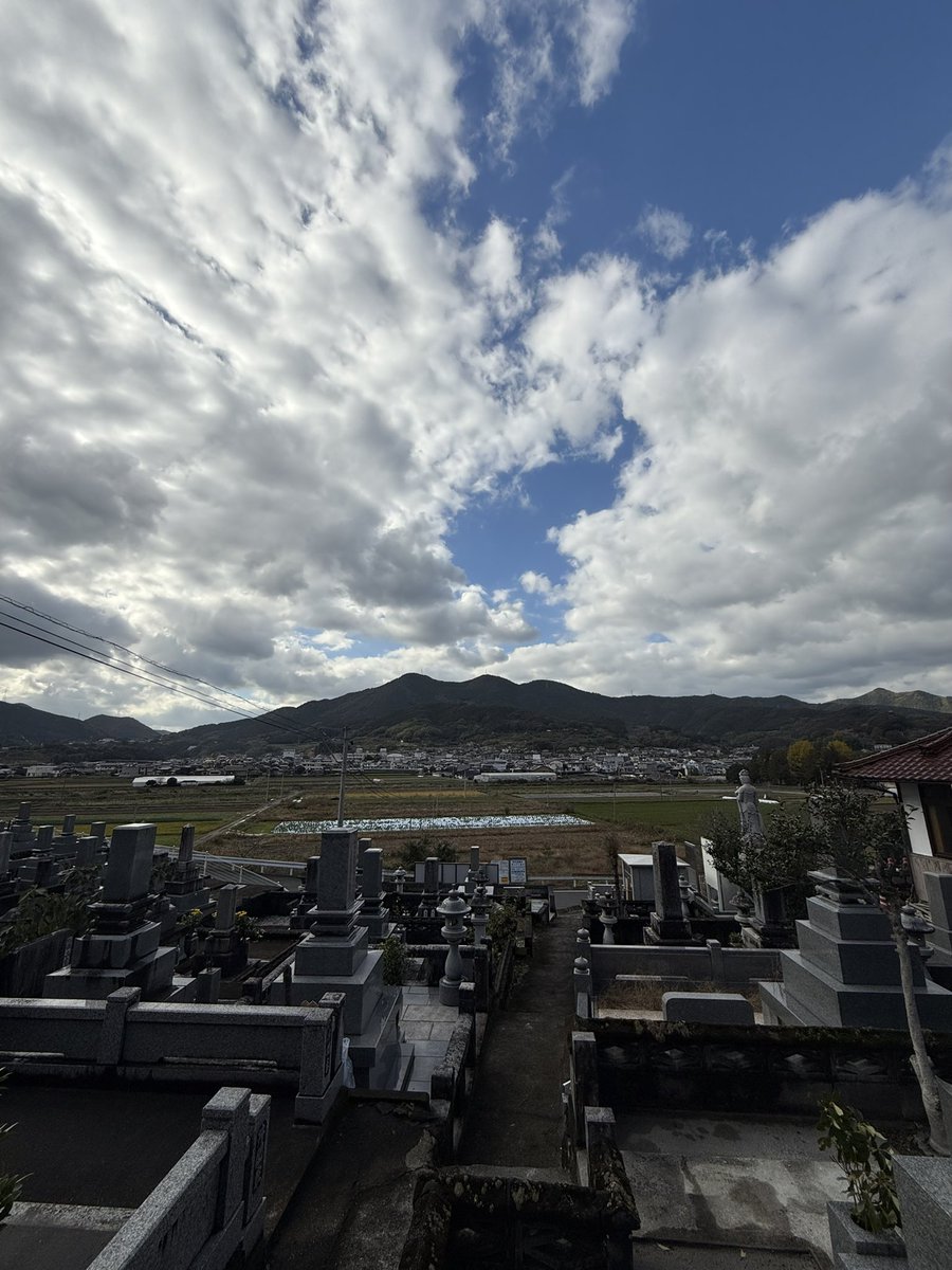 Makotonish45754's tweet photo. 本日はほんとうに久々、4年半ぶりに実家に帰省しています。場所は愛媛県西予市野村町。松山空港から電車とバスを乗り継いで3時間かかる、まごうことなき日��の辺境です。

実は“辺境”について、ずっと考えていたことがあり、この機会にその思いを文章にしたいと思いました。
長文となり恐縮ですが、よろしければお付き合いいただければ幸いです。

かつて日本は辺境でした。（少なくとも自分はそう感じていました）
旅行や海外出張で欧���や米国をまわると、ああ日本はファーイースト（極東）の辺境なんだと感じさせられる体験が多くありました。
いつの頃からかその感覚はなくなっていきましたが、いつなくなったのか？なぜなくなったのか？は自分でも明確ではありません。ただ、周辺国も含めアジアが力をつけ、経済的にも文化的にも世界の中で一定の存在感を持ち得てくる過程において薄れていったように思います。

ふと思い返すと、自分の仕事の主体は常に辺境にあったように思います。東アジアの香港や台湾や韓国や中国が辺境だった時代から、東南アジアのマレーシアやインドネシアやタイやベトナム、南アジアのインド、バングラデシュ、東欧のクロアチアやブルガリア、そしてアフリカのエチオピアまで、ずっと辺境で仕事をしてきました。
場所だけでなく、ファッションビジネスという華やかな産業の中でもずっと存在を隠され、かえりみられることの少ない、素材でありモノづくりという“辺境”が仕事場でした。
ただ、便利ではないし華やかでもないけ��ど、辺境生まれで、見たことのない景色に心惹かれる自分にとってはいつも楽しく、ワクワクとする体験でした。
自分にとって辺境は、中央よりも魅力に満ちた場所だったのです。

東京や大阪といった都会暮らしを30年も続けるとついつい忘れがちですが、実は日本国内は辺境だらけです。
熊本の天草、長崎の南島原や平戸。MOONRAKERSの縫製を担う主力パートナー工場も、全て生まれ故郷と同じ、中央から見れば今まで仕事をしてきた異国とも変わらぬ、最果ての“辺境”です。

しかし、どこも美しい自然に溢れ、心優しく真摯に仕事に取り組む人たちのいる素晴らしい場所です。
そして変革も大抵、“辺境”から生まれるものです。

本年、MOONRAKERSは“辺境”から作り手としての狼煙をあげます。そして狼煙に応える仲間とともに、それを使い手��ダイレクトに繋げる挑戦を行います。
それは“辺境”を変えていく挑戦です。

狼煙は燻り消え、わたしたちの挑戦は失敗するかもしれません。いや恐らく失敗するでしょう。新しい挑戦は97%失敗します。大抵の蜂起は中央に制圧されるものです。

しかし。それでも。

辺境が変われば。中央が呼応すれば。
作り手が変われば。使い手が気づけば。

それは常識を覆し、凝り固まった価値観を転換し、世界を変えていくはずです。

「届かぬかもしれぬ夢を追いかける馬鹿者たち」それがMOONRAKERSです。

限りなく失敗する。けれどそれでも挑戦する。
辺境を変え、世界を変えられる可能性を見たならば、わたしたちは挑戦せずにはいられないのです。

#MOONRAKERS #TORAY #出向起業 #新しい働き方 #辺境より狼煙を