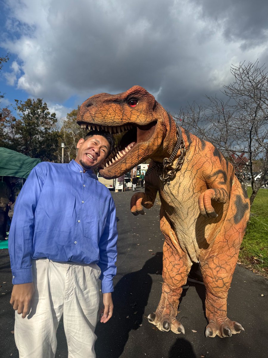 Yuuya_egashira's tweet photo. 本日は、キッチンカーフェスにて歌ってまいりました🎙️🦍

恐竜に食べられかけましたが、なんとか帰りつきました！w

お越しいただいた皆さんありがとう！ https://t.co/IZkcEuIFWU