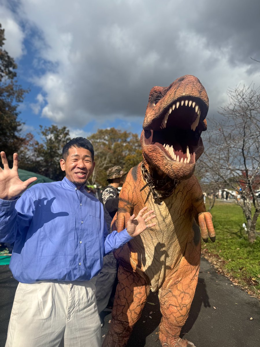 Yuuya_egashira's tweet photo. 本日は、キッチンカーフェスにて歌ってまいりました🎙️🦍

恐竜に食べられかけましたが、なんとか帰りつきました！w

お越しいただいた皆さんありがとう！ https://t.co/IZkcEuIFWU
