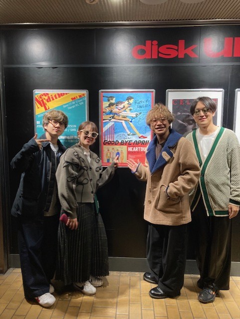 diskunion_osaka's tweet image. 今月13日にメジャー1STアルバム「HEART DUST」をリリースしたばかりの”GODG BYE APRIL”のメンバーのみなさんがご来店くださいました☺️☺️☺️☺️
直筆のポップも書いてくださいましたので、明日のイベントに行かれる方はぜひ当店にも遊びに来てくださいね～🫠🫶
#GOODBYEAPRIL
#DISKUNION
#DU入荷