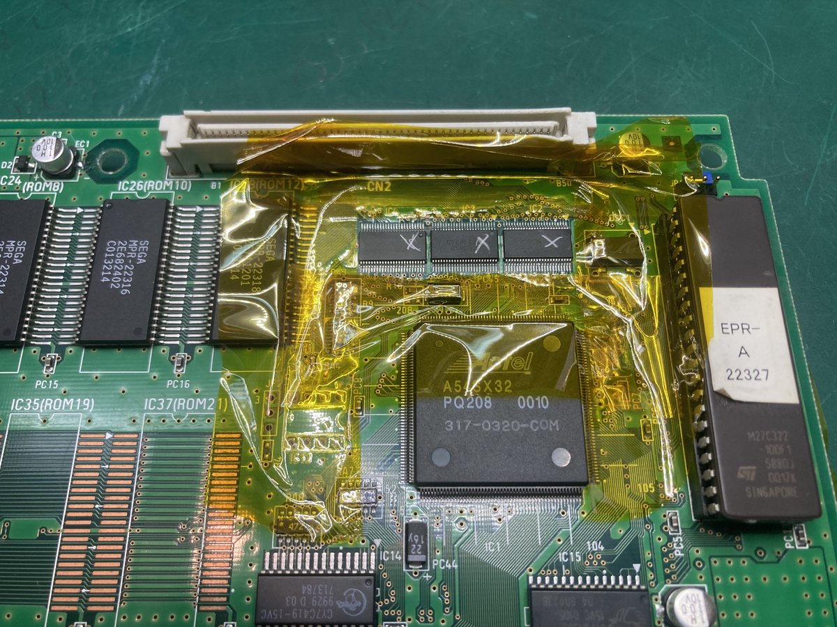 RepArcade's tweet photo. 1/2
#Réparation #Arcade
Un grand classique avec les cartouches #Sega #Naomi:
Erreur 01 et plusieurs ROM Bad au self test. C'est bien souvent le signe d'une panne de level shifter.
Sur Naomi, ce composant permet d'utiliser 2 tensions électriques différentes au sein d'un même bus. https://t.co/UpLG8cnoig
