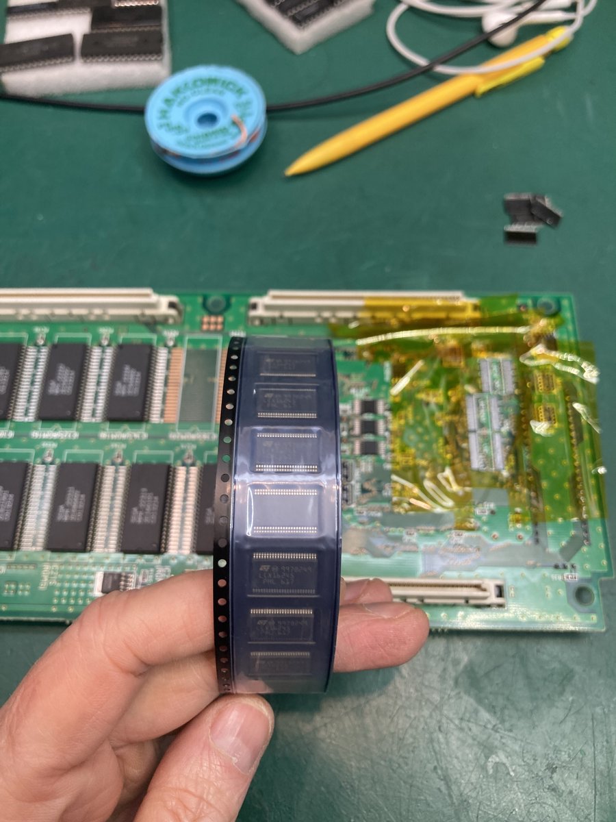 RepArcade's tweet photo. 1/2
#Réparation #Arcade
Un grand classique avec les cartouches #Sega #Naomi:
Erreur 01 et plusieurs ROM Bad au self test. C'est bien souvent le signe d'une panne de level shifter.
Sur Naomi, ce composant permet d'utiliser 2 tensions électriques différentes au sein d'un même bus. https://t.co/UpLG8cnoig