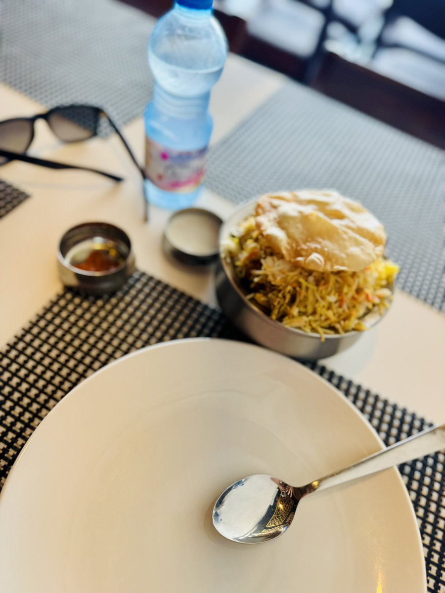 Shaun_hiker's tweet photo. එහෙනං ඕං පොඩියට පටාංගත්තා 😋
#Hyderabadi #Chicken #DumBiriyani #FoodStudio #Duqm https://t.co/tv60GEd3aH
