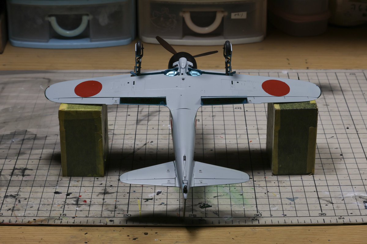 saitama_model's tweet photo. タミヤ 1/48 三菱 零式艦上戦闘機 五二型/五二型甲

完成！

初めての飛行機模型なんとか形になって良かった！
日の丸、敵味方識別帯は塗装しました！
マスキングが鍛えられたキットでした！ https://t.co/HWkVU0qVS8