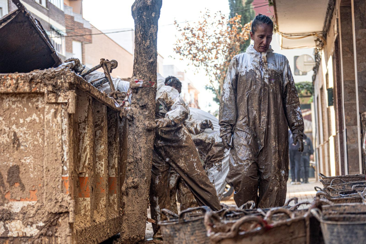 Nuestros marinos del portaaeronaves #JuanCarlosI e #InfantesDeMarina del #TercioArmada continúan con el esfuerzo para devolver a la normalidad a los espacios públicos afectados por la #dana, como el centro instrumental de música de Catarroja. Seguimos 💪
#SomosLaArmada⚓🇪🇸